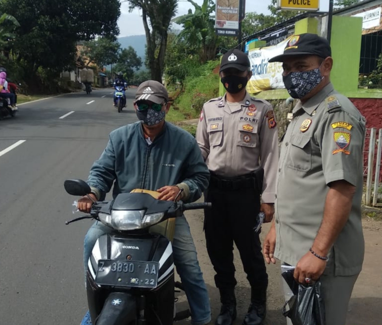Polsek Cisitu Gelar OPS Yustisi Dalam Rangka Penegakan Disiplin Prokes Covid-19 dan Pembagian Masker Gratis 